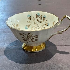 QUEEN ANNE Bone China vintage tea cup from 1950's